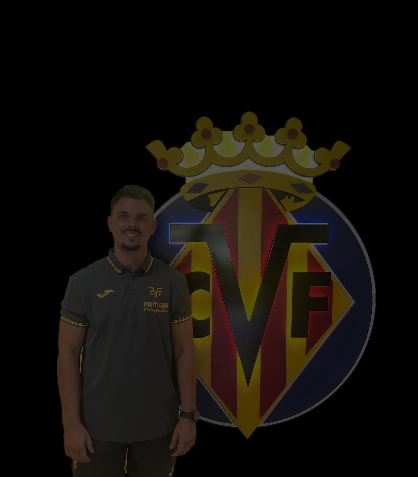 Carlos Bou Sospedra entrenador de fútbol dirigiendo sesión táctica