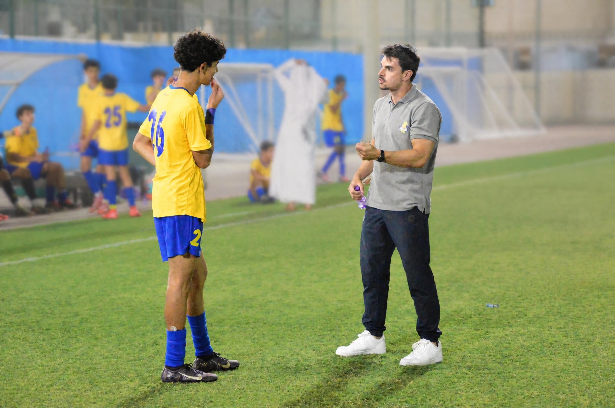 Carlos Bou conversando con un jugador durante el entrenamiento