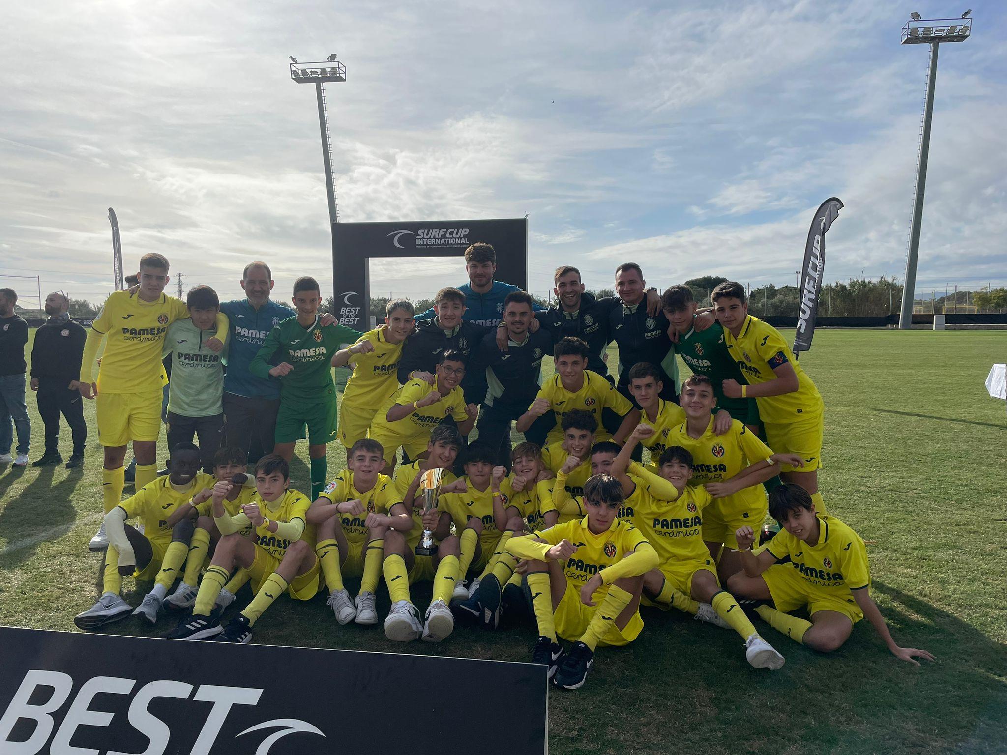 Celebración del título Alevín A con trofeo