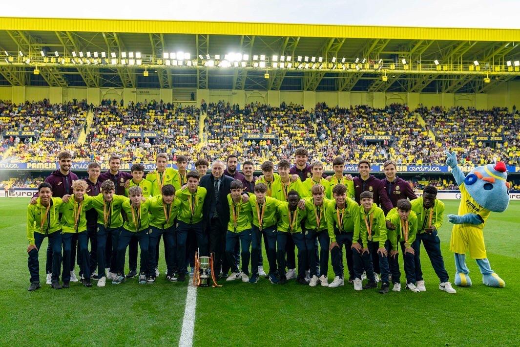 Equipo campeón Infantil A en el estadio