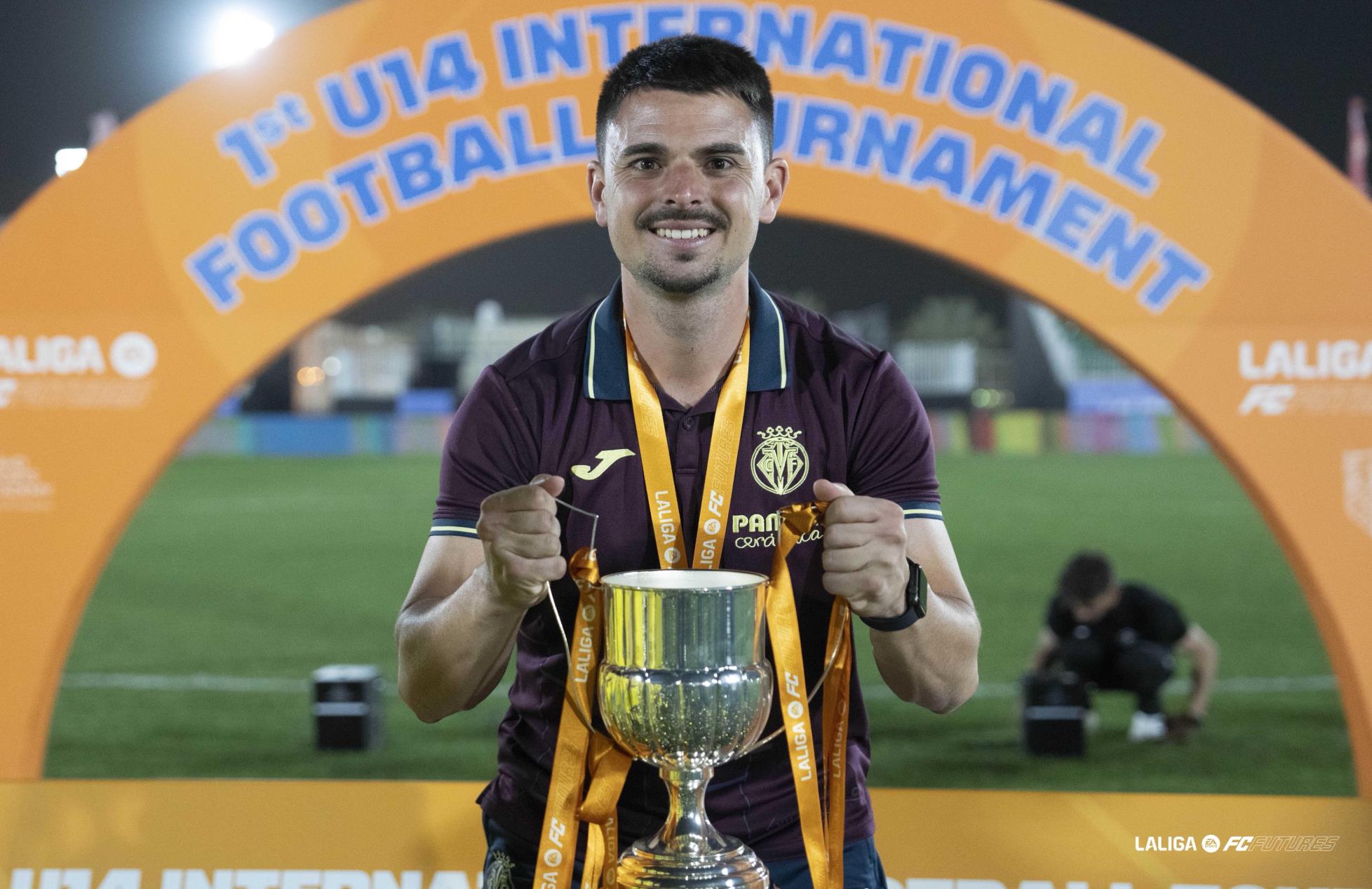 Carlos Bou con el trofeo LaLiga Future en Arabia Saudí