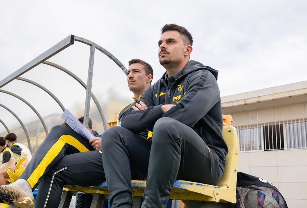 Carlos Bou trabajando desde el banquillo